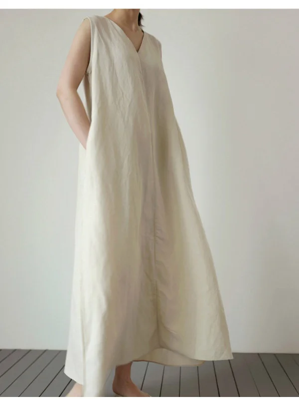 Veronica - Retro maxi dress with loose V-neck and sleeveless vest