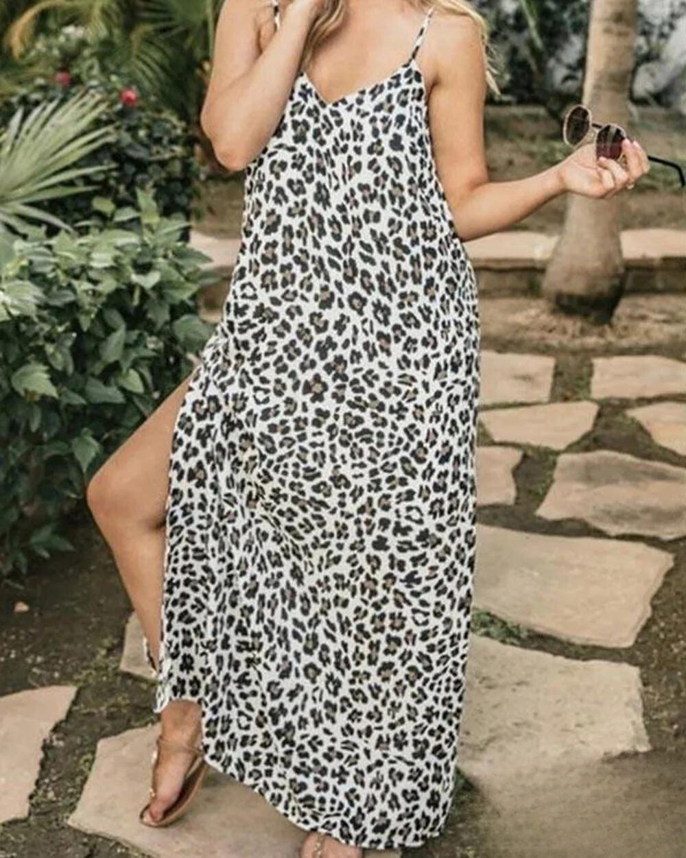 Eliana - Long dress with leopard print and thin straps with V-neck and loose waistband